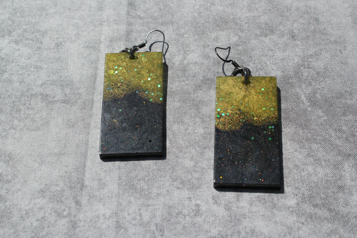 Halloween Resin Dangle Earrings, Green and Metallic Black Resin Earrings, Glittering Green Fall Earrings, Spooky Halloween Costume Accessory