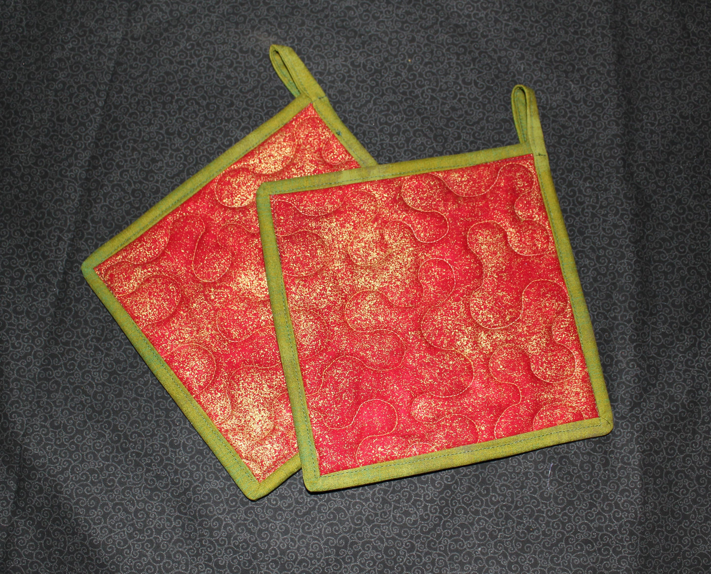 Red Ornaments Quilted Potholders Set of 2, Metallic Hot Pads, Winter Decor, Holiday Quilted Pot Holders, Insulated Christmas Quilted Trivet