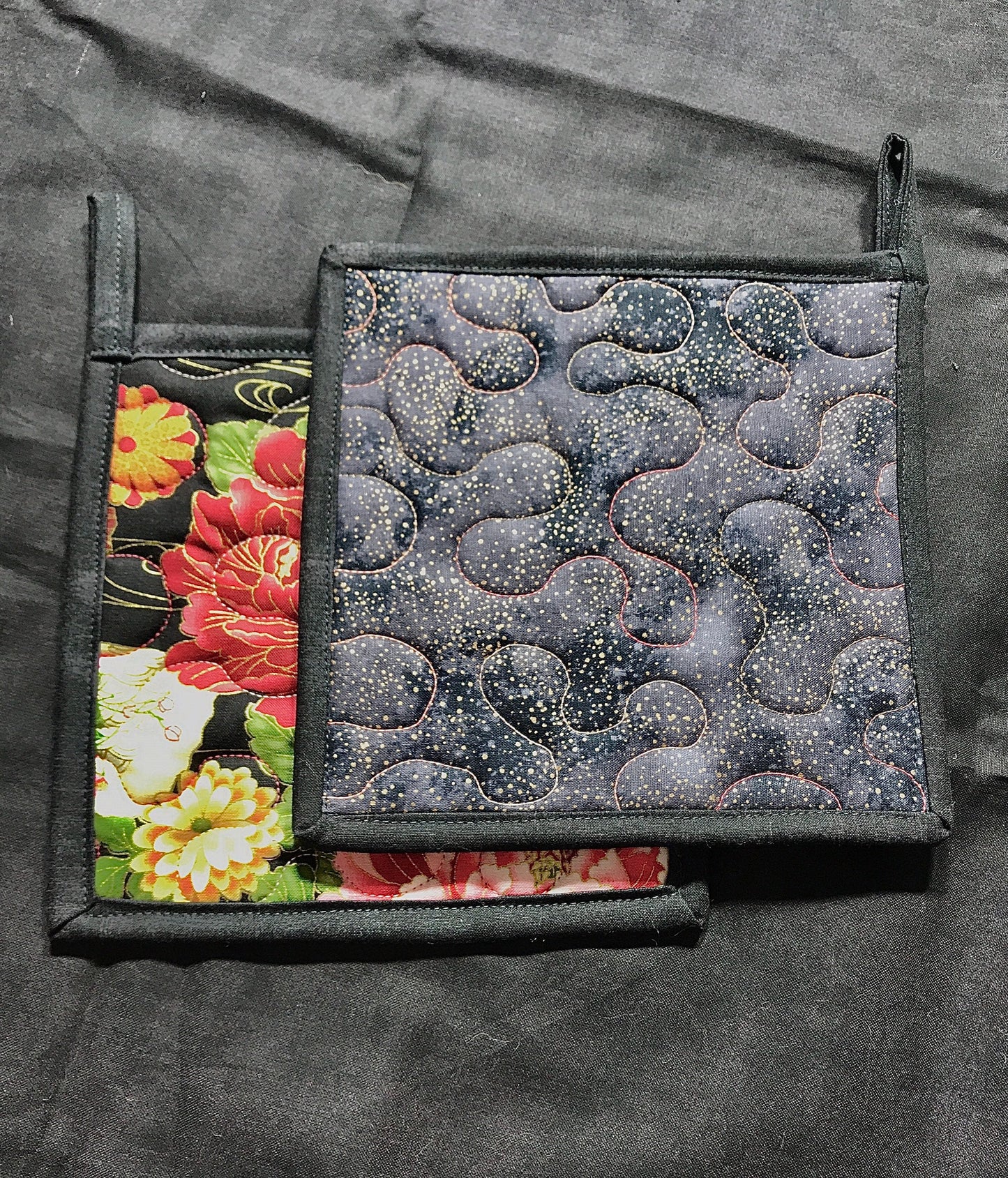 Red and Gold Floral Potholders, Set of 2 Flower Hot Pads, Flower Trivet, Insulated Quilted Decorative Fan Pot Holders, Quilted Kitchenware