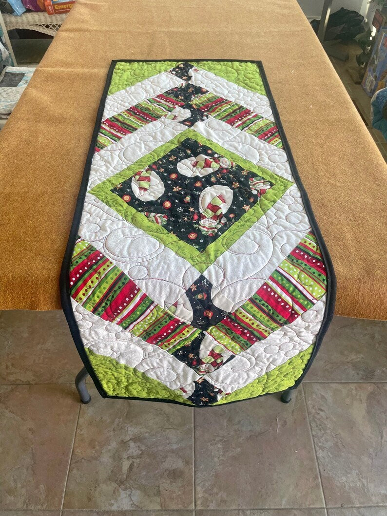 Cozy Snowman Table Runner, Christmas Quilted Table Runner, Red and Green Table Cover, Rustic Snowman Tablescape, Christmas Snow Tablecloth