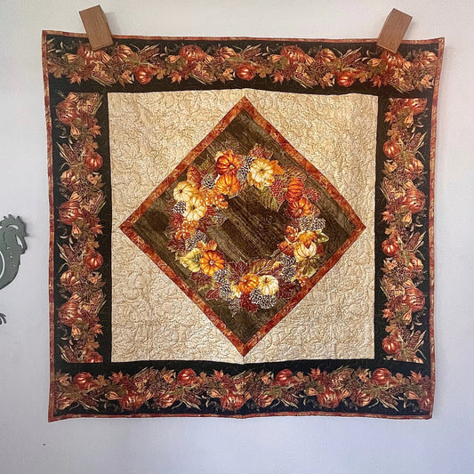 Fall Pumpkins Wreath Quilt, Pumpkin Wreath Wall Art, Autumn Wall Hanging Quilt, Quilted Fall Blanket, Fall Lap Quilt, Fall Pumpkins Blanket