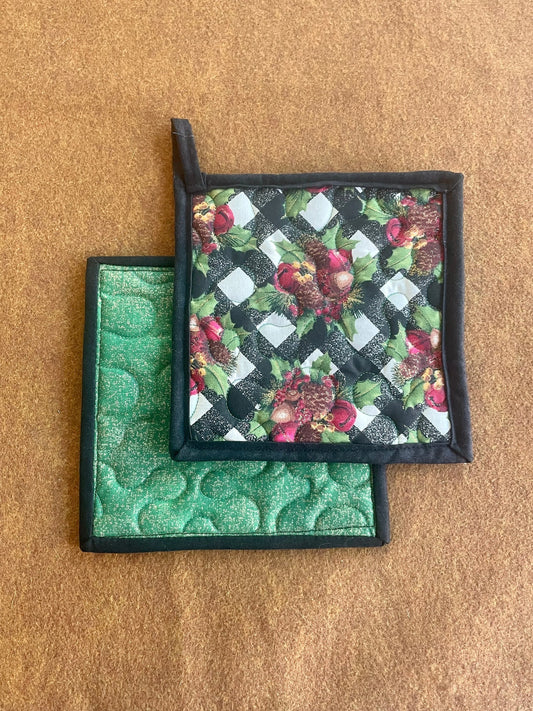 Holly Bells Quilted Potholders Set of 2, Floral Hot Pads, Winter Decor, Holiday Quilted Pot Holders, Insulated Christmas Quilted Trivet