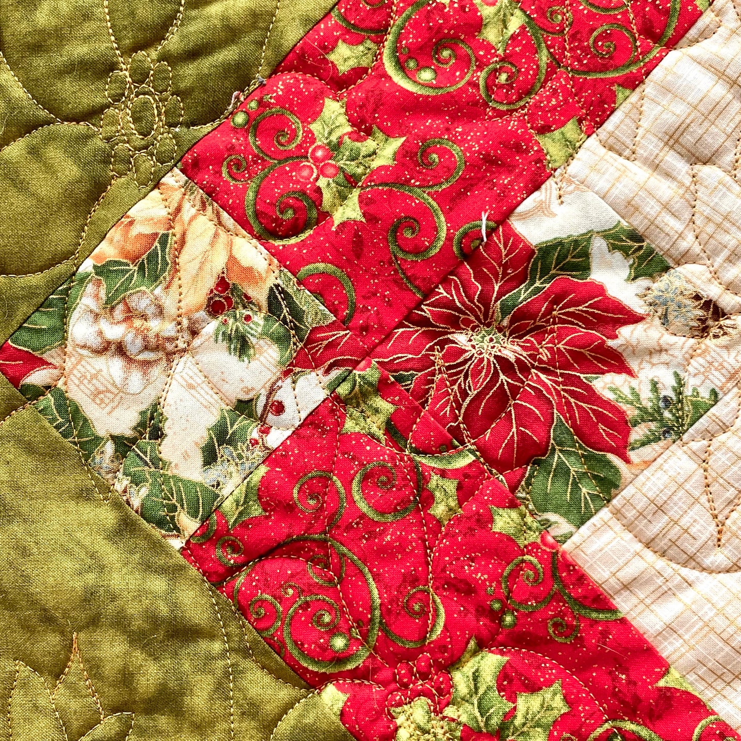 Christmas Poinsettia Table Runner, Holiday Quilted Runner, Holly Berry Table Cover, Christmas Mistletoe Tableware, Holiday Table Protector