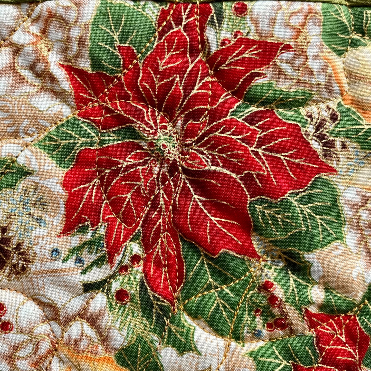 Christmas Poinsettia Table Runner, Holiday Quilted Runner, Holly Berry Table Cover, Christmas Mistletoe Tableware, Holiday Table Protector