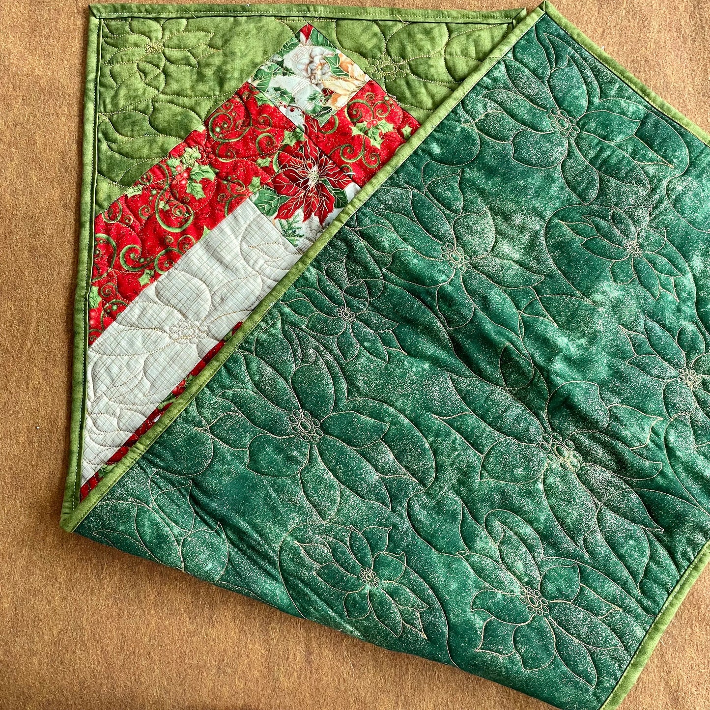 Christmas Poinsettia Table Runner, Holiday Quilted Runner, Holly Berry Table Cover, Christmas Mistletoe Tableware, Holiday Table Protector